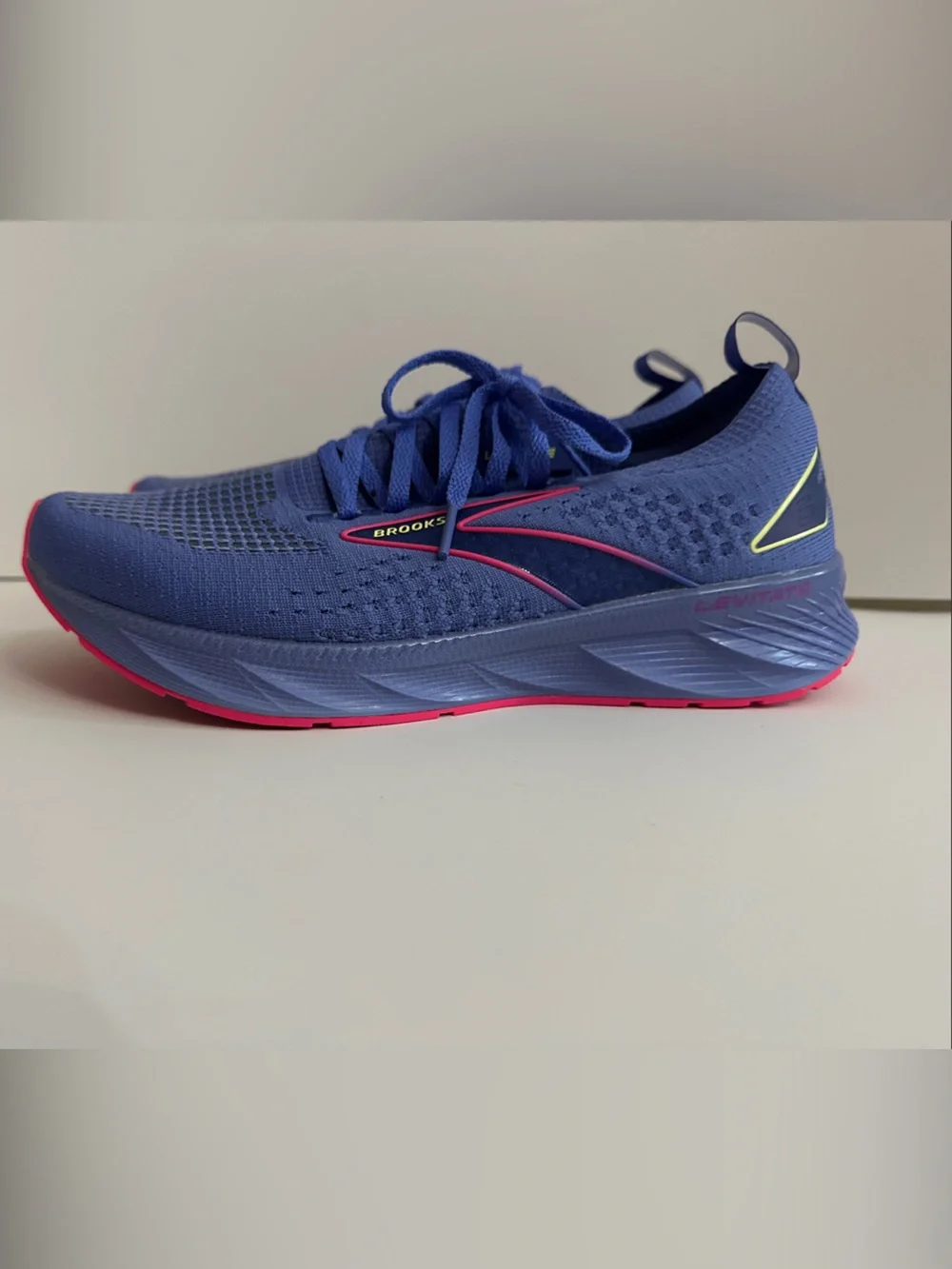 Brooks Levitate Running Women’s Shoes - Blue with Pink Accents